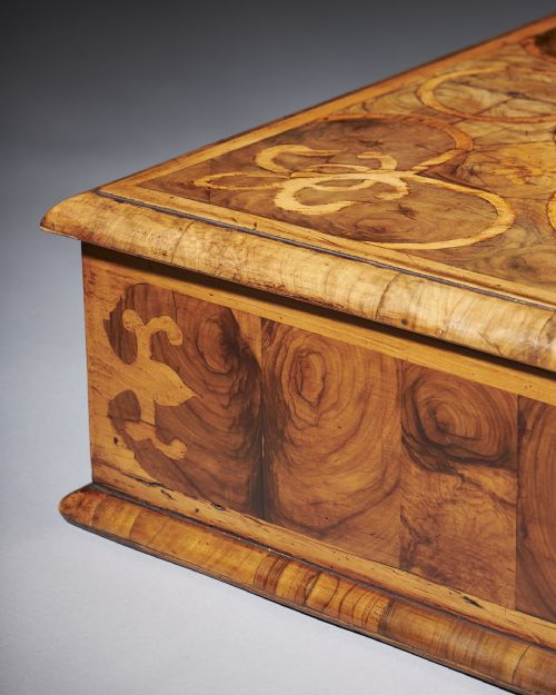 AN EXCEPTIONAL BLOND OLIVE OYSTER LACEBOX OF LARGE SCALE FROM THE REIGN OF CHARLES II CIRCA 16751685 - ADDITIONAL PHOTO 3