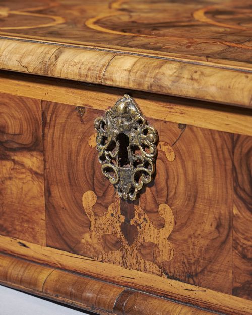 AN EXCEPTIONAL BLOND OLIVE OYSTER LACEBOX OF LARGE SCALE FROM THE REIGN OF CHARLES II CIRCA 16751685 - ADDITIONAL PHOTO 4