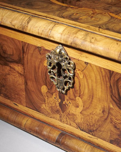 AN EXCEPTIONAL BLOND OLIVE OYSTER LACEBOX OF LARGE SCALE FROM THE REIGN OF CHARLES II CIRCA 16751685 - ADDITIONAL PHOTO 5