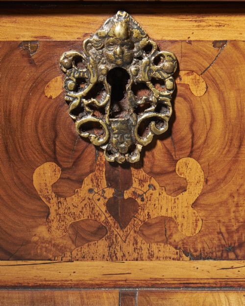 AN EXCEPTIONAL BLOND OLIVE OYSTER LACEBOX OF LARGE SCALE FROM THE REIGN OF CHARLES II CIRCA 16751685 - ADDITIONAL PHOTO 6