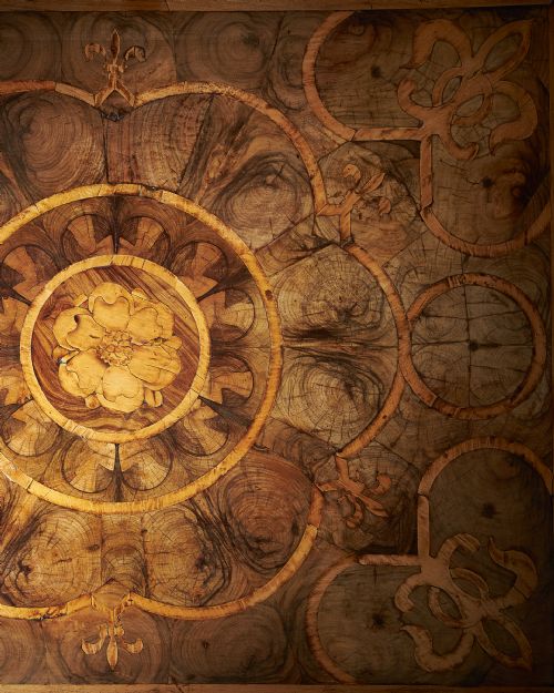 AN EXCEPTIONAL BLOND OLIVE OYSTER LACEBOX OF LARGE SCALE FROM THE REIGN OF CHARLES II CIRCA 16751685 - ADDITIONAL PHOTO 8
