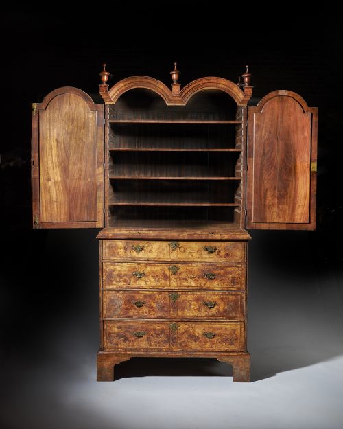 AN ORIGINAL HIGHLY FIGURED GEORGE I WALNUT DOUBLE DOME BOOKCASE ON CHEST CIRCA 17201730 - ADDITIONAL PHOTO 1