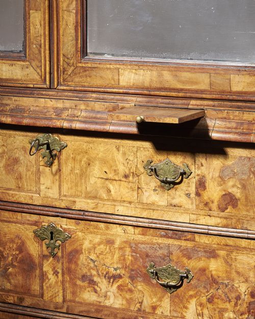 AN ORIGINAL HIGHLY FIGURED GEORGE I WALNUT DOUBLE DOME BOOKCASE ON CHEST CIRCA 17201730 - ADDITIONAL PHOTO 2