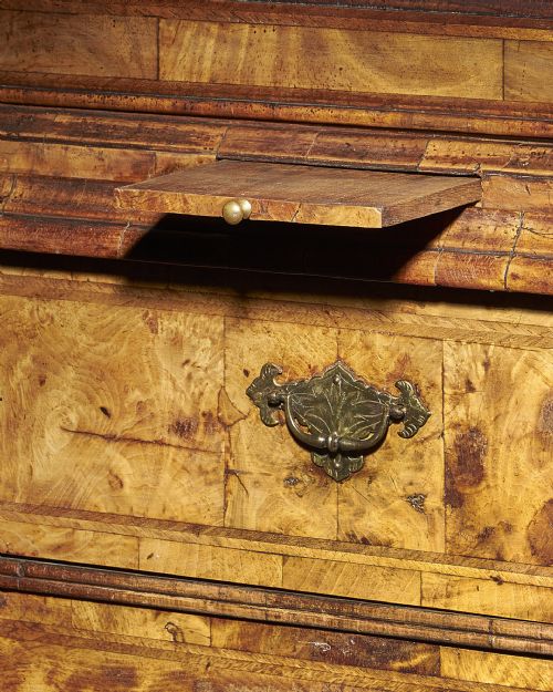 AN ORIGINAL HIGHLY FIGURED GEORGE I WALNUT DOUBLE DOME BOOKCASE ON CHEST CIRCA 17201730 - ADDITIONAL PHOTO 3