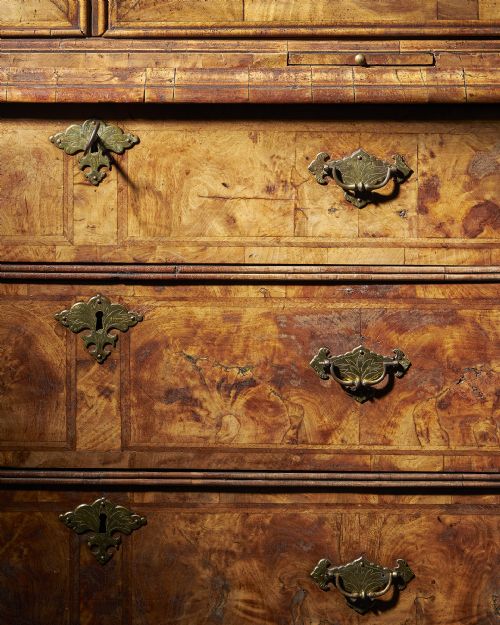 AN ORIGINAL HIGHLY FIGURED GEORGE I WALNUT DOUBLE DOME BOOKCASE ON CHEST CIRCA 17201730 - ADDITIONAL PHOTO 4