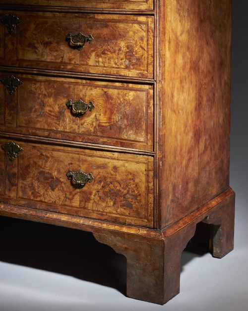 AN ORIGINAL HIGHLY FIGURED GEORGE I WALNUT DOUBLE DOME BOOKCASE ON CHEST CIRCA 17201730 - ADDITIONAL PHOTO 6
