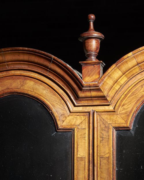 AN ORIGINAL HIGHLY FIGURED GEORGE I WALNUT DOUBLE DOME BOOKCASE ON CHEST CIRCA 17201730 - ADDITIONAL PHOTO 7