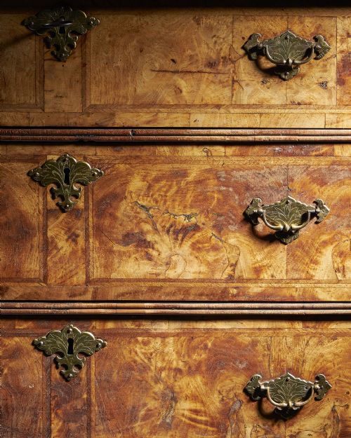AN ORIGINAL HIGHLY FIGURED GEORGE I WALNUT DOUBLE DOME BOOKCASE ON CHEST CIRCA 17201730 - ADDITIONAL PHOTO 8