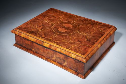 A FINE AND RARE LATE 17TH CENTURY OLIVE OYSTER 'LACE BOX' FROM THE REIGN OF KING WILLIAM AND QUEEN MARY 16881707 - ADDITIONAL PHOTO 1