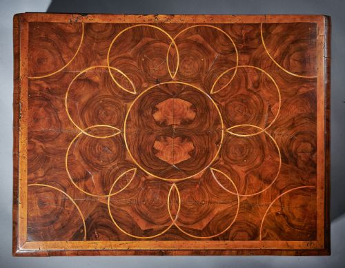 A FINE AND RARE LATE 17TH CENTURY OLIVE OYSTER 'LACE BOX' FROM THE REIGN OF KING WILLIAM AND QUEEN MARY 16881707 - ADDITIONAL PHOTO 4