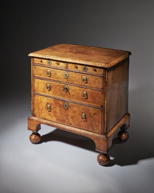 AN EXTREMELY RARE 18TH CENTURY GEORGE I WALNUT CHEST OF SMALL PROPORTIONS ON BALL AND BRACKET FEET - ADDITIONAL PHOTO 1