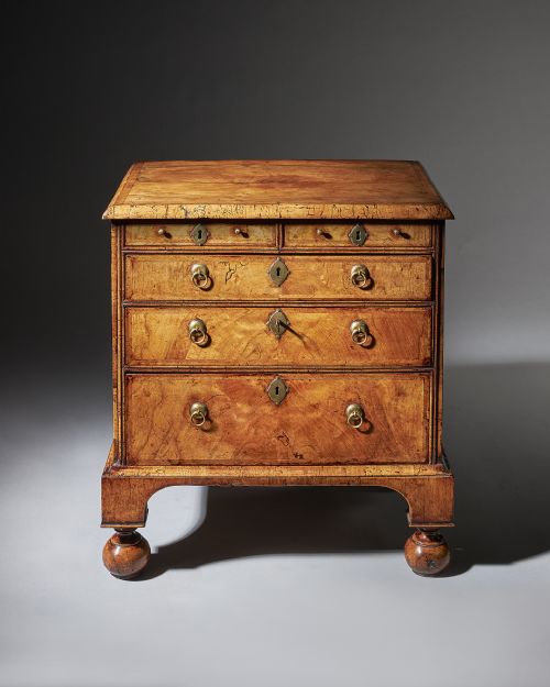 AN EXTREMELY RARE 18TH CENTURY GEORGE I WALNUT CHEST OF SMALL PROPORTIONS ON BALL AND BRACKET FEET - ADDITIONAL PHOTO 2