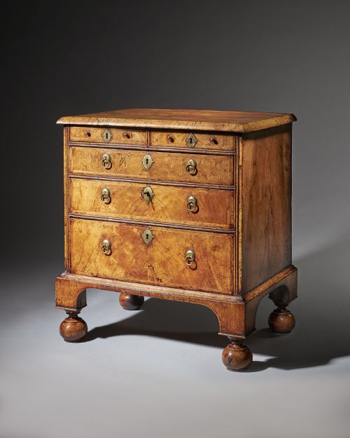 AN EXTREMELY RARE 18TH CENTURY GEORGE I WALNUT CHEST OF SMALL PROPORTIONS ON BALL AND BRACKET FEET - ADDITIONAL PHOTO 3
