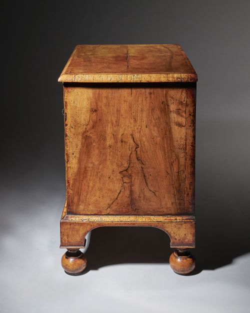 AN EXTREMELY RARE 18TH CENTURY GEORGE I WALNUT CHEST OF SMALL PROPORTIONS ON BALL AND BRACKET FEET - ADDITIONAL PHOTO 4