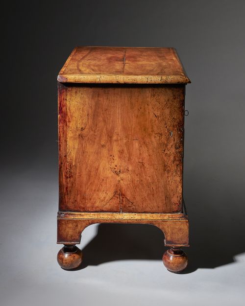 AN EXTREMELY RARE 18TH CENTURY GEORGE I WALNUT CHEST OF SMALL PROPORTIONS ON BALL AND BRACKET FEET - ADDITIONAL PHOTO 5