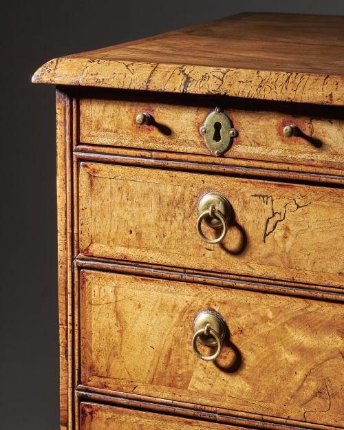 AN EXTREMELY RARE 18TH CENTURY GEORGE I WALNUT CHEST OF SMALL PROPORTIONS ON BALL AND BRACKET FEET - ADDITIONAL PHOTO 6