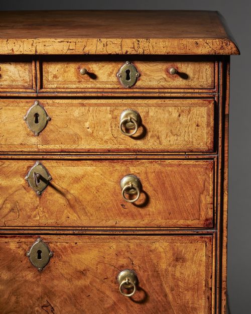 AN EXTREMELY RARE 18TH CENTURY GEORGE I WALNUT CHEST OF SMALL PROPORTIONS ON BALL AND BRACKET FEET - ADDITIONAL PHOTO 7