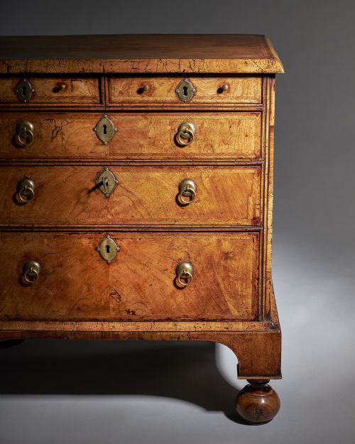 AN EXTREMELY RARE 18TH CENTURY GEORGE I WALNUT CHEST OF SMALL PROPORTIONS ON BALL AND BRACKET FEET - ADDITIONAL PHOTO 8