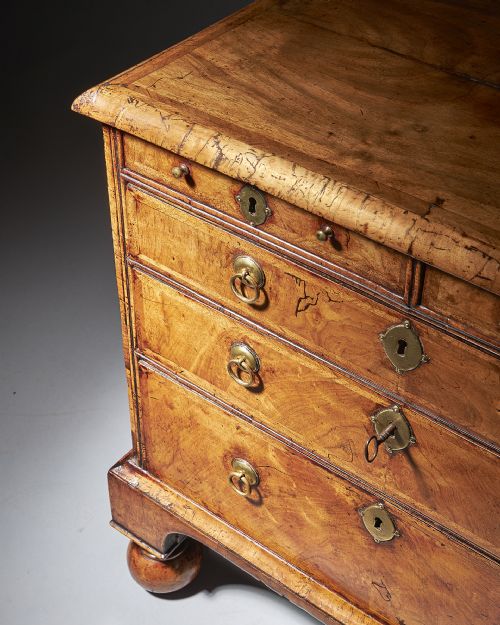 AN EXTREMELY RARE 18TH CENTURY GEORGE I WALNUT CHEST OF SMALL PROPORTIONS ON BALL AND BRACKET FEET - ADDITIONAL PHOTO 9