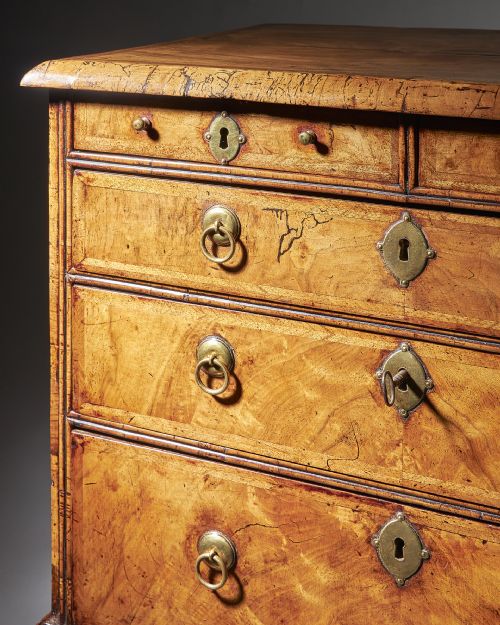 AN EXTREMELY RARE 18TH CENTURY GEORGE I WALNUT CHEST OF SMALL PROPORTIONS ON BALL AND BRACKET FEET - ADDITIONAL PHOTO 10
