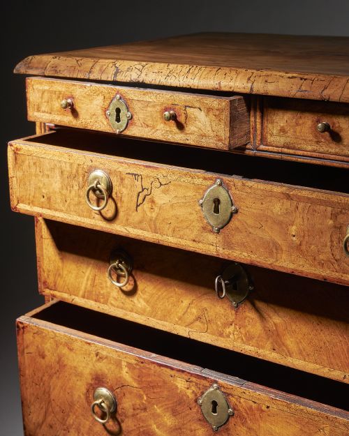 AN EXTREMELY RARE 18TH CENTURY GEORGE I WALNUT CHEST OF SMALL PROPORTIONS ON BALL AND BRACKET FEET - ADDITIONAL PHOTO 11