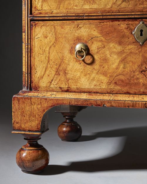 AN EXTREMELY RARE 18TH CENTURY GEORGE I WALNUT CHEST OF SMALL PROPORTIONS ON BALL AND BRACKET FEET - ADDITIONAL PHOTO 12