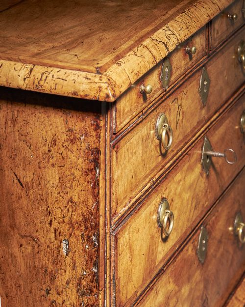 AN EXTREMELY RARE 18TH CENTURY GEORGE I WALNUT CHEST OF SMALL PROPORTIONS ON BALL AND BRACKET FEET - ADDITIONAL PHOTO 13