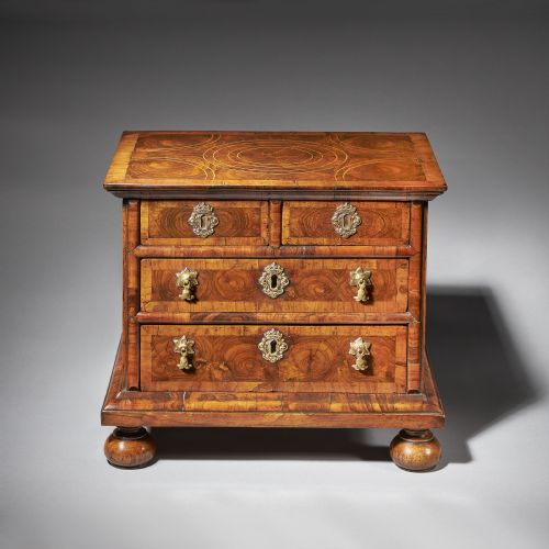 DIMINUTIVE 17TH CENTURY WILLIAM AND MARY OLIVE OYSTER MINIATURE CHEST OF DRAWERSFROM THE REIGN OF KING WILLIAM QUEEN MARY 16881702 ENGLAND - ADDITIONAL PHOTO 1