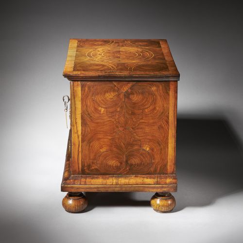 DIMINUTIVE 17TH CENTURY WILLIAM AND MARY OLIVE OYSTER MINIATURE CHEST OF DRAWERSFROM THE REIGN OF KING WILLIAM QUEEN MARY 16881702 ENGLAND - ADDITIONAL PHOTO 2