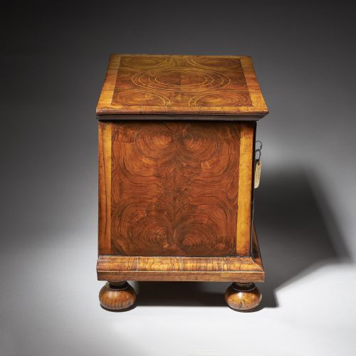 DIMINUTIVE 17TH CENTURY WILLIAM AND MARY OLIVE OYSTER MINIATURE CHEST OF DRAWERSFROM THE REIGN OF KING WILLIAM QUEEN MARY 16881702 ENGLAND - ADDITIONAL PHOTO 3