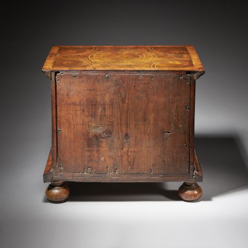 DIMINUTIVE 17TH CENTURY WILLIAM AND MARY OLIVE OYSTER MINIATURE CHEST OF DRAWERSFROM THE REIGN OF KING WILLIAM QUEEN MARY 16881702 ENGLAND - ADDITIONAL PHOTO 4