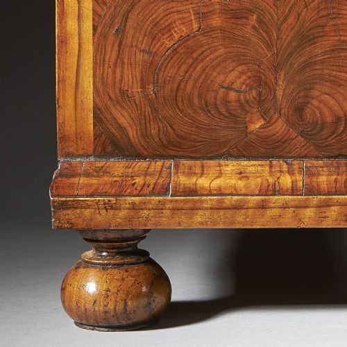 DIMINUTIVE 17TH CENTURY WILLIAM AND MARY OLIVE OYSTER MINIATURE CHEST OF DRAWERSFROM THE REIGN OF KING WILLIAM QUEEN MARY 16881702 ENGLAND - ADDITIONAL PHOTO 5