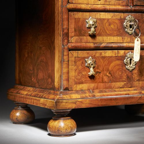 DIMINUTIVE 17TH CENTURY WILLIAM AND MARY OLIVE OYSTER MINIATURE CHEST OF DRAWERSFROM THE REIGN OF KING WILLIAM QUEEN MARY 16881702 ENGLAND - ADDITIONAL PHOTO 6