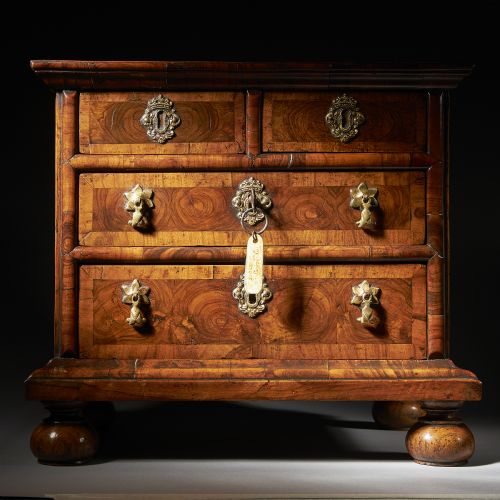 DIMINUTIVE 17TH CENTURY WILLIAM AND MARY OLIVE OYSTER MINIATURE CHEST OF DRAWERSFROM THE REIGN OF KING WILLIAM QUEEN MARY 16881702 ENGLAND - ADDITIONAL PHOTO 7