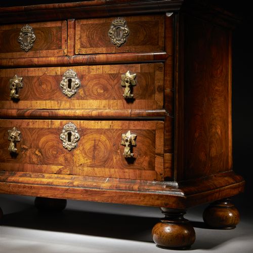 DIMINUTIVE 17TH CENTURY WILLIAM AND MARY OLIVE OYSTER MINIATURE CHEST OF DRAWERSFROM THE REIGN OF KING WILLIAM QUEEN MARY 16881702 ENGLAND - ADDITIONAL PHOTO 8