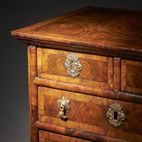 DIMINUTIVE 17TH CENTURY WILLIAM AND MARY OLIVE OYSTER MINIATURE CHEST OF DRAWERSFROM THE REIGN OF KING WILLIAM QUEEN MARY 16881702 ENGLAND - ADDITIONAL PHOTO 9
