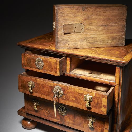 DIMINUTIVE 17TH CENTURY WILLIAM AND MARY OLIVE OYSTER MINIATURE CHEST OF DRAWERSFROM THE REIGN OF KING WILLIAM QUEEN MARY 16881702 ENGLAND - ADDITIONAL PHOTO 10
