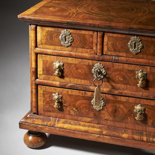 DIMINUTIVE 17TH CENTURY WILLIAM AND MARY OLIVE OYSTER MINIATURE CHEST OF DRAWERSFROM THE REIGN OF KING WILLIAM QUEEN MARY 16881702 ENGLAND - ADDITIONAL PHOTO 13