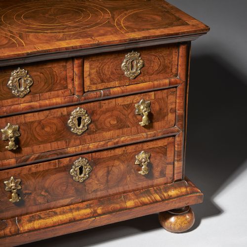 DIMINUTIVE 17TH CENTURY WILLIAM AND MARY OLIVE OYSTER MINIATURE CHEST OF DRAWERSFROM THE REIGN OF KING WILLIAM QUEEN MARY 16881702 ENGLAND - ADDITIONAL PHOTO 14