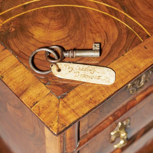DIMINUTIVE 17TH CENTURY WILLIAM AND MARY OLIVE OYSTER MINIATURE CHEST OF DRAWERSFROM THE REIGN OF KING WILLIAM QUEEN MARY 16881702 ENGLAND - ADDITIONAL PHOTO 15