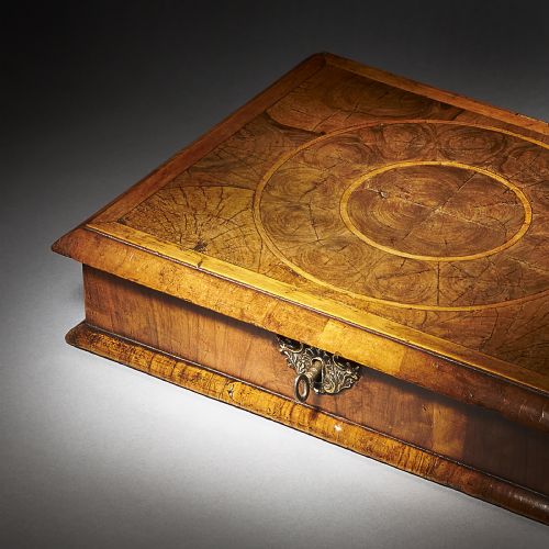 A FINE WILLIAM AND MARY 17THCENTURY OLIVE OYSTER LACE BOX CIRCA 16801690 ENGLAND - ADDITIONAL PHOTO 2
