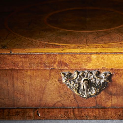 A FINE WILLIAM AND MARY 17THCENTURY OLIVE OYSTER LACE BOX CIRCA 16801690 ENGLAND - ADDITIONAL PHOTO 3