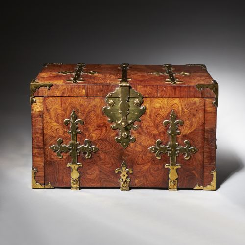 17TH CENTURY WILLIAM AND MARY PERIOD KINGWOOD OYSTER STRONGBOX OR COFFRE FORT - ADDITIONAL PHOTO 1