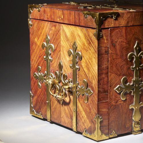17TH CENTURY WILLIAM AND MARY PERIOD KINGWOOD OYSTER STRONGBOX OR COFFRE FORT - ADDITIONAL PHOTO 3