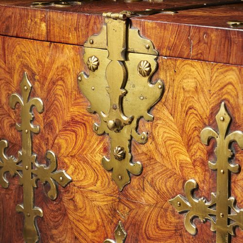 17TH CENTURY WILLIAM AND MARY PERIOD KINGWOOD OYSTER STRONGBOX OR COFFRE FORT - ADDITIONAL PHOTO 4