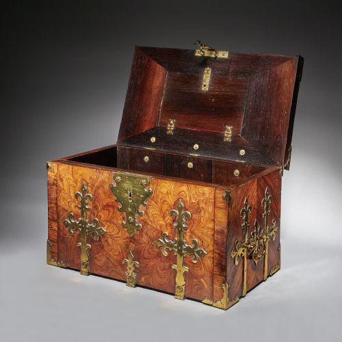 17TH CENTURY WILLIAM AND MARY PERIOD KINGWOOD OYSTER STRONGBOX OR COFFRE FORT - ADDITIONAL PHOTO 5