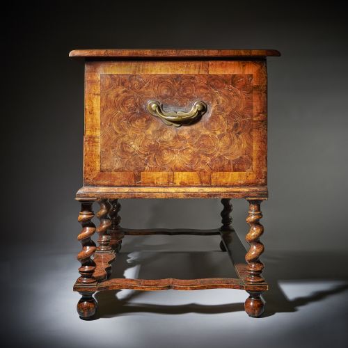 A FINE AND EXTREMELY RARE 17TH CENTURY WILLIAM AND MARY BAROQUE OLIVE OYSTER CHEST ON STAND OR TABLE BOX CIRCA 16751690 - ADDITIONAL PHOTO 4