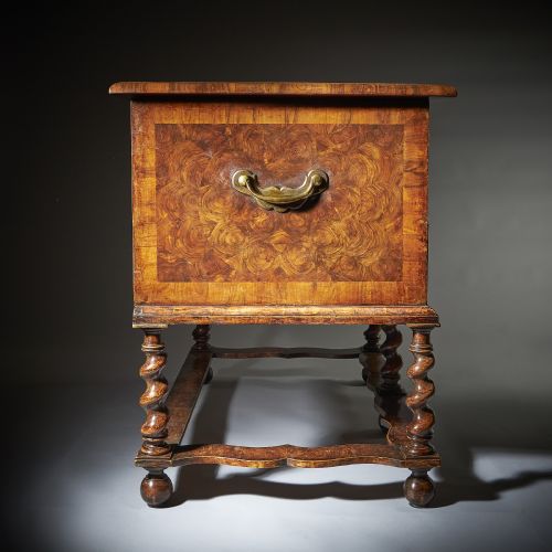 A FINE AND EXTREMELY RARE 17TH CENTURY WILLIAM AND MARY BAROQUE OLIVE OYSTER CHEST ON STAND OR TABLE BOX CIRCA 16751690 - ADDITIONAL PHOTO 7
