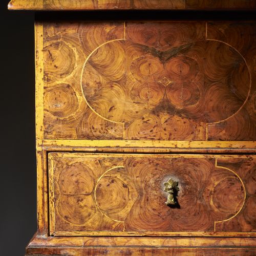 A FINE AND EXTREMELY RARE 17TH CENTURY WILLIAM AND MARY BAROQUE OLIVE OYSTER CHEST ON STAND OR TABLE BOX CIRCA 16751690 - ADDITIONAL PHOTO 8