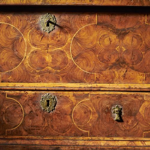 A FINE AND EXTREMELY RARE 17TH CENTURY WILLIAM AND MARY BAROQUE OLIVE OYSTER CHEST ON STAND OR TABLE BOX CIRCA 16751690 - ADDITIONAL PHOTO 9